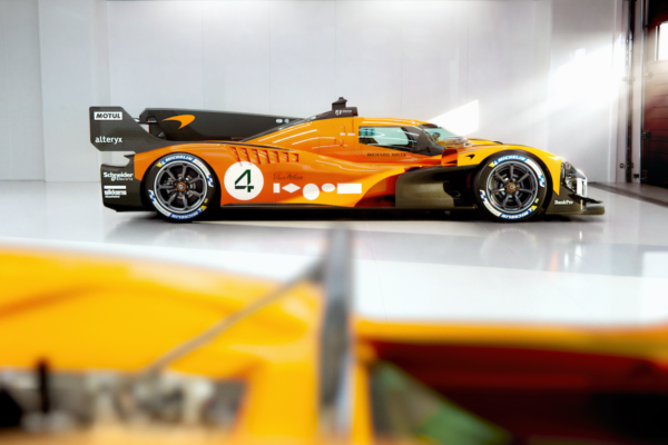 La McLaren MCL-HY en piste à Imola