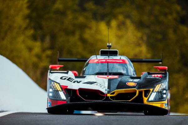 6 Heures de Spa - H+4 : BMW en tête, Peugeot en ruines