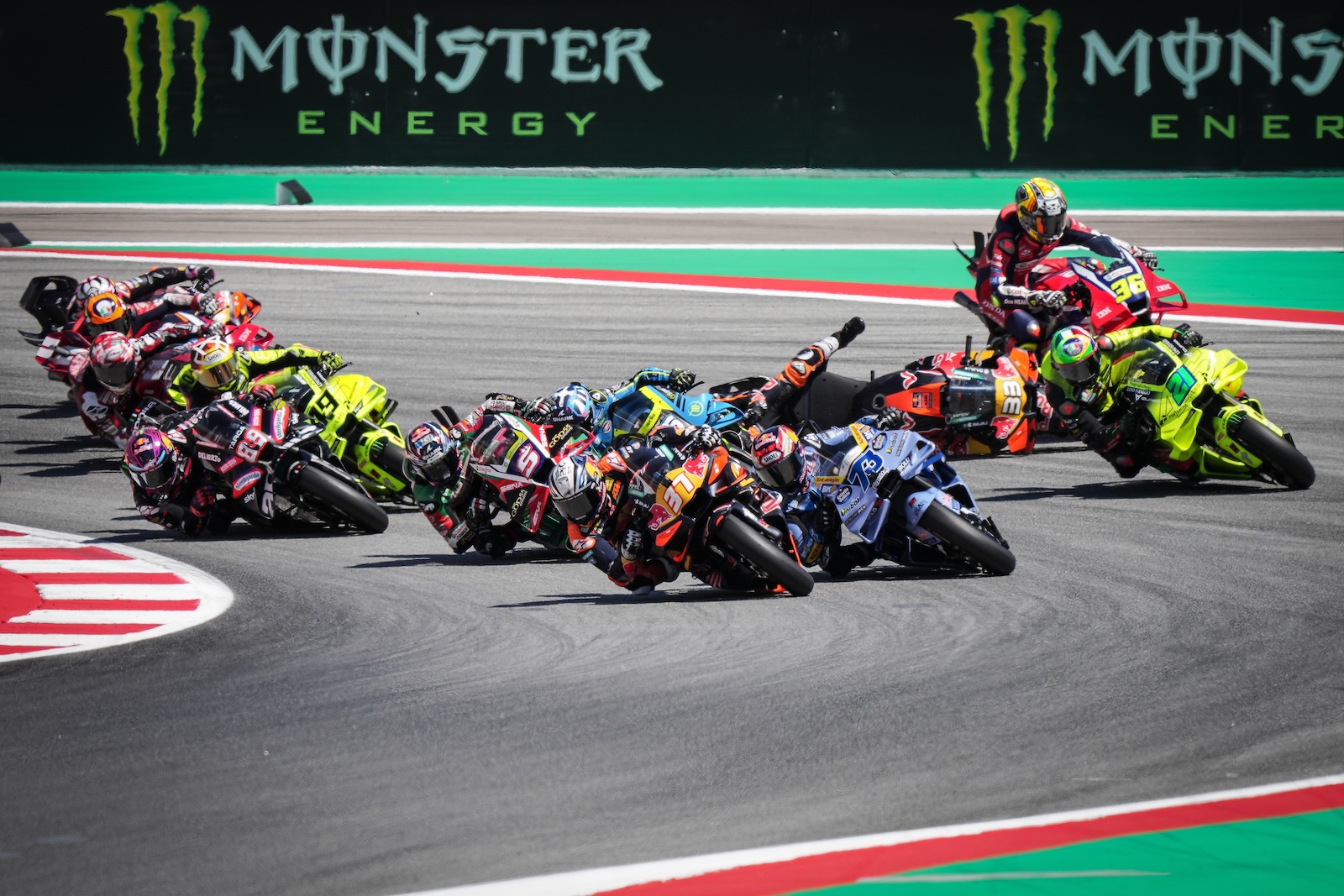 Incident au premier virage du circuit de Barcelone