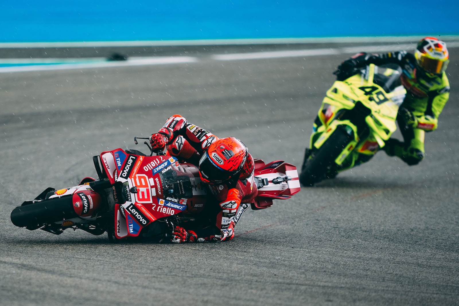 Marc Marquez chutant sur le circuit de Jerez