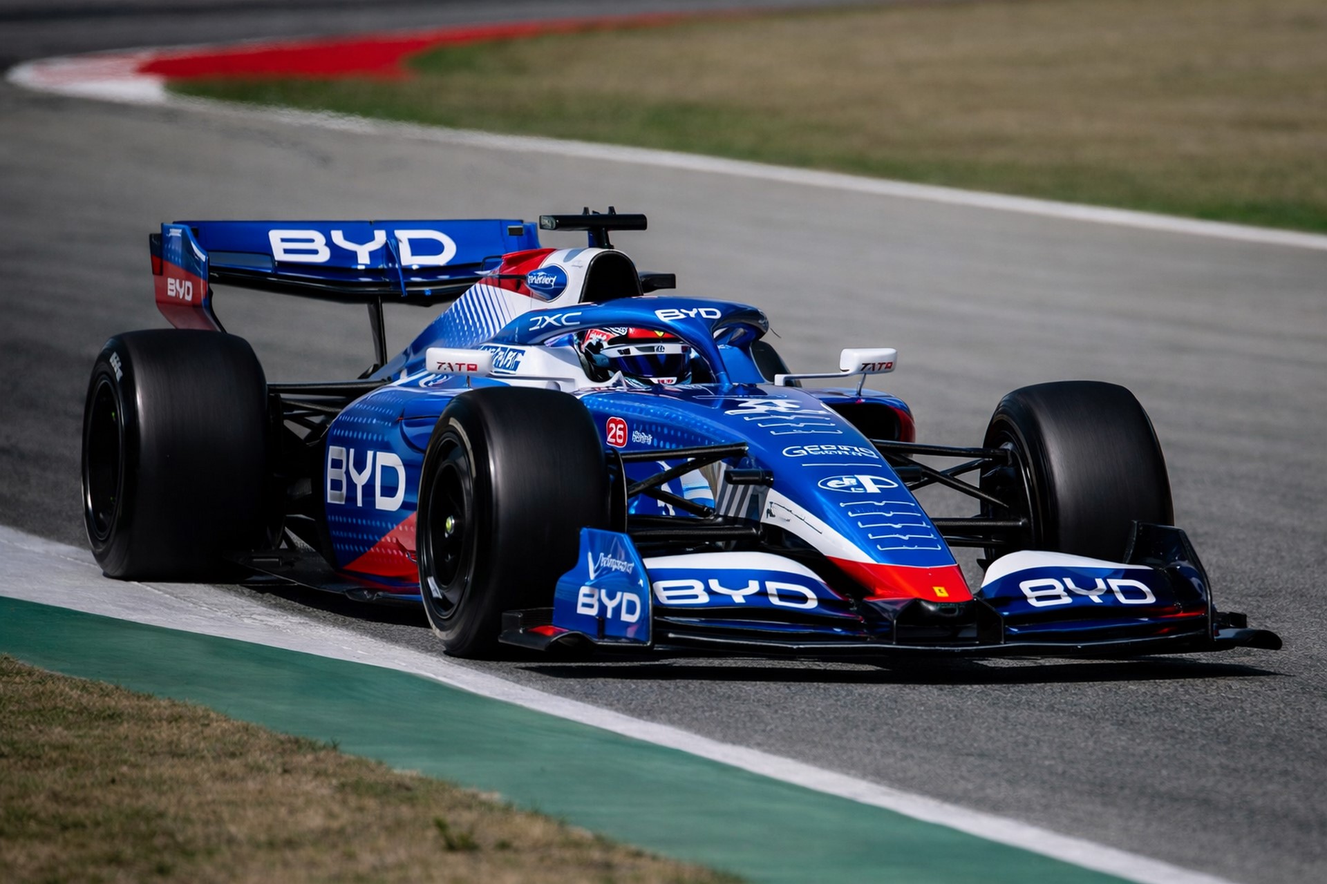 BYD en F1 : posséder sa propre équipe ou faire du sponsoring ?