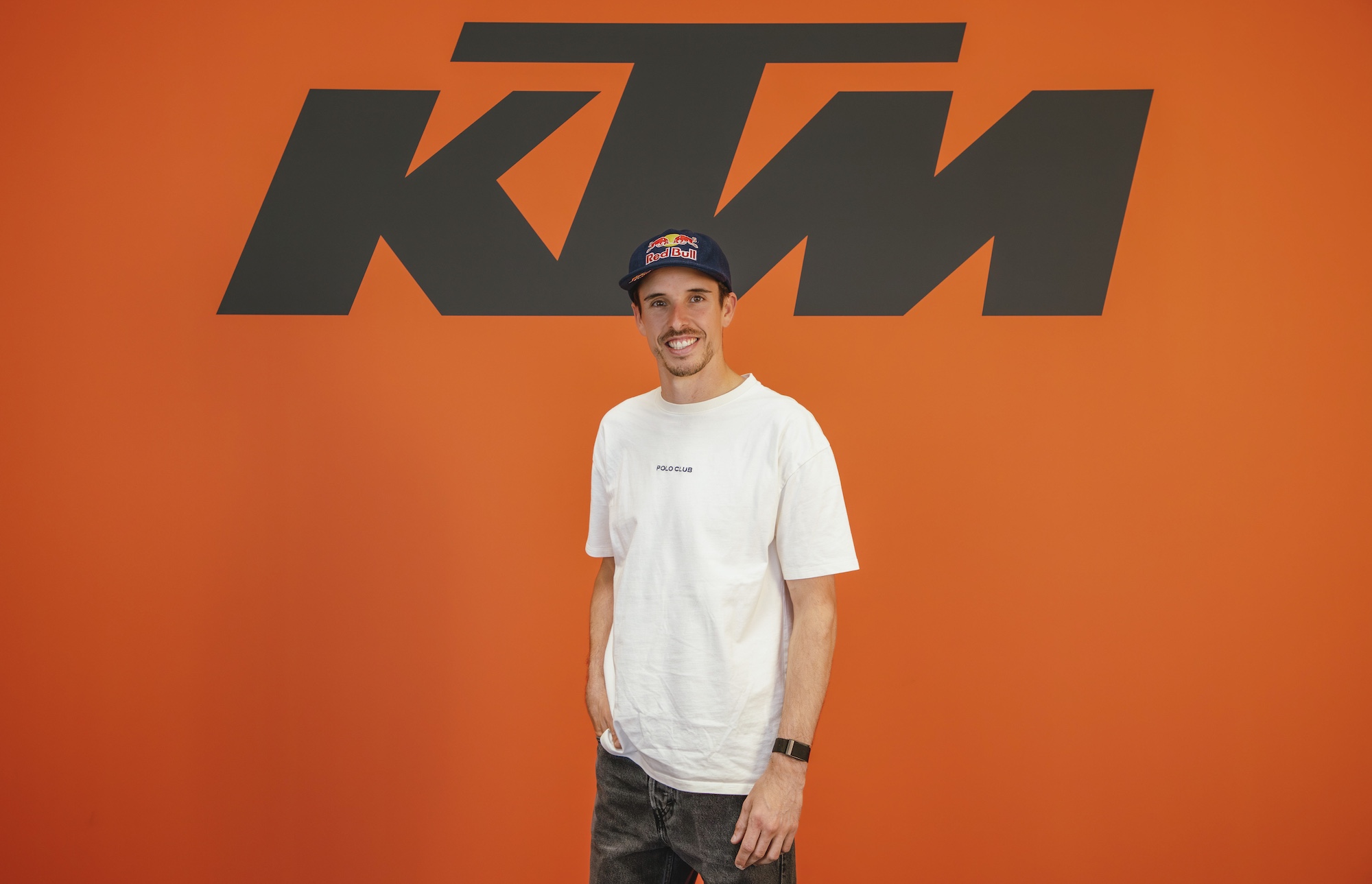 Alex Marquez tshirt blanc, sur fond orange KTM