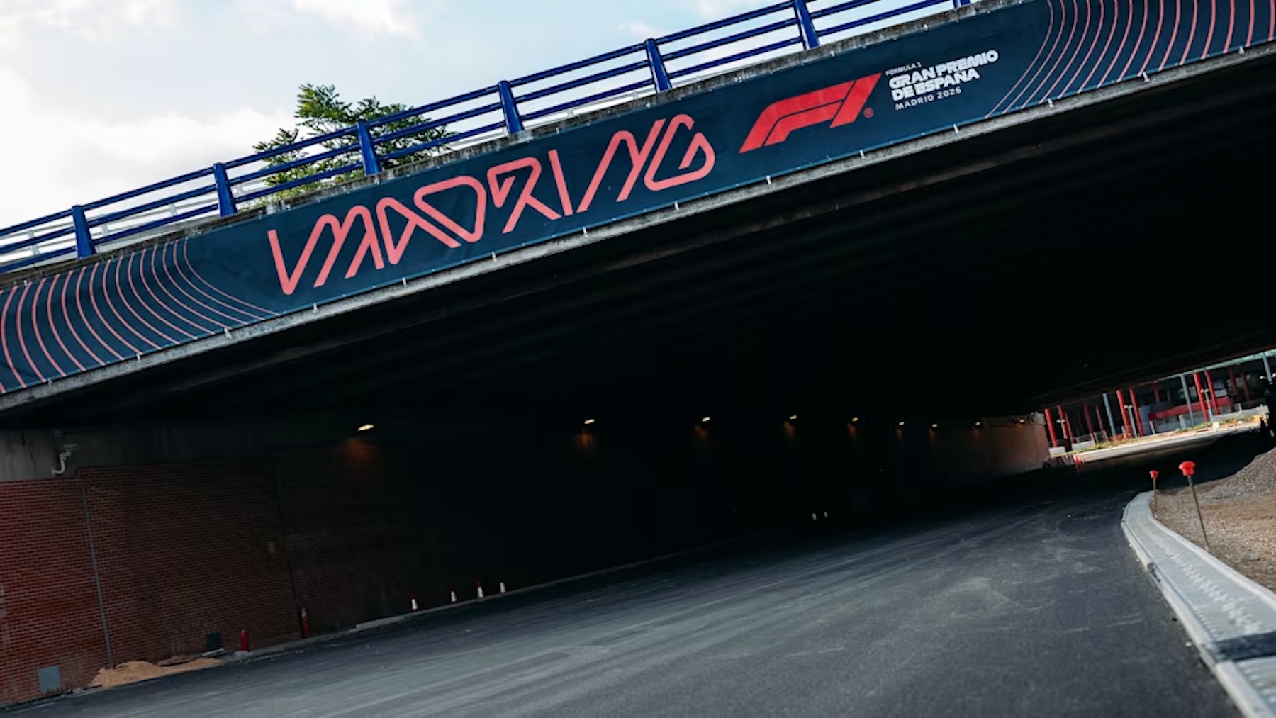 Madring inscrit sur le pont en hauteur de la piste