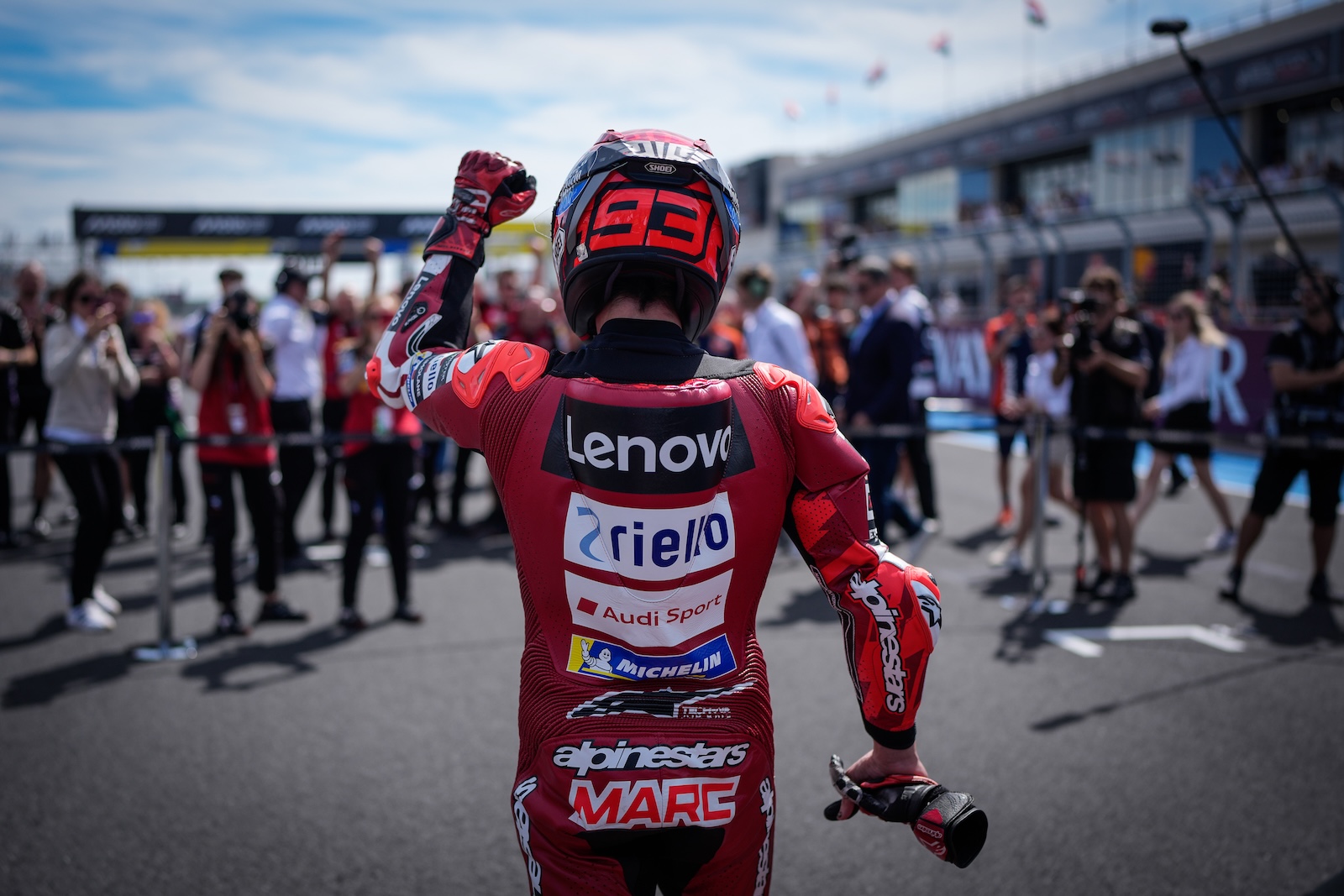 Marc Marquez poing leve sur le Balaton Park