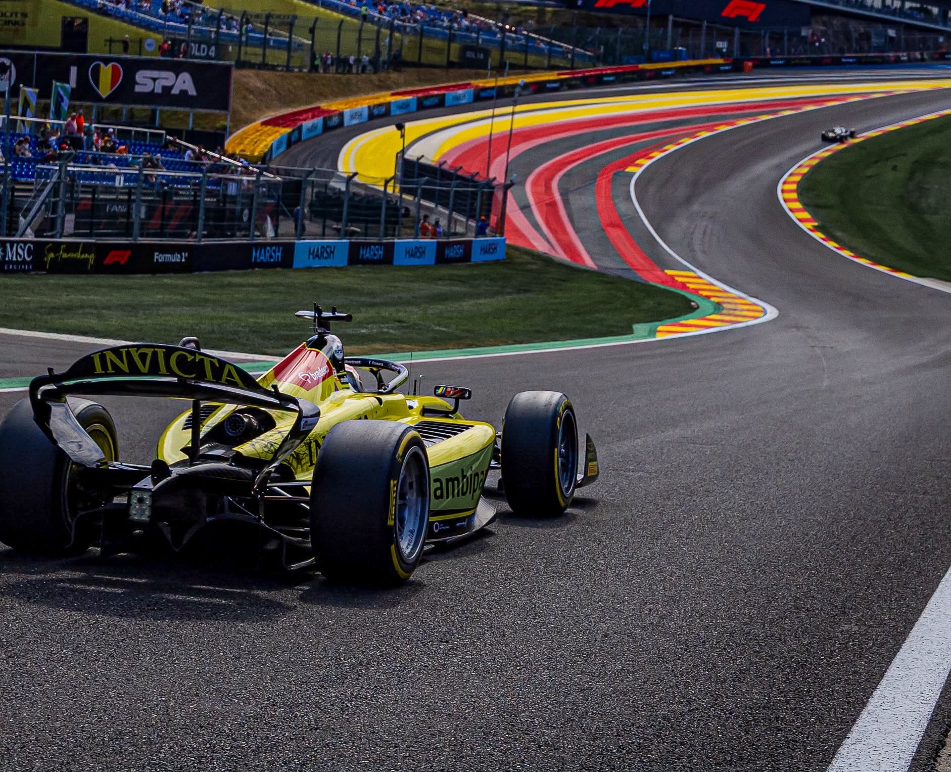 Rafael Camara au volant de sa monoplace Invica jaune, de dos, le raidillon en arrière plan