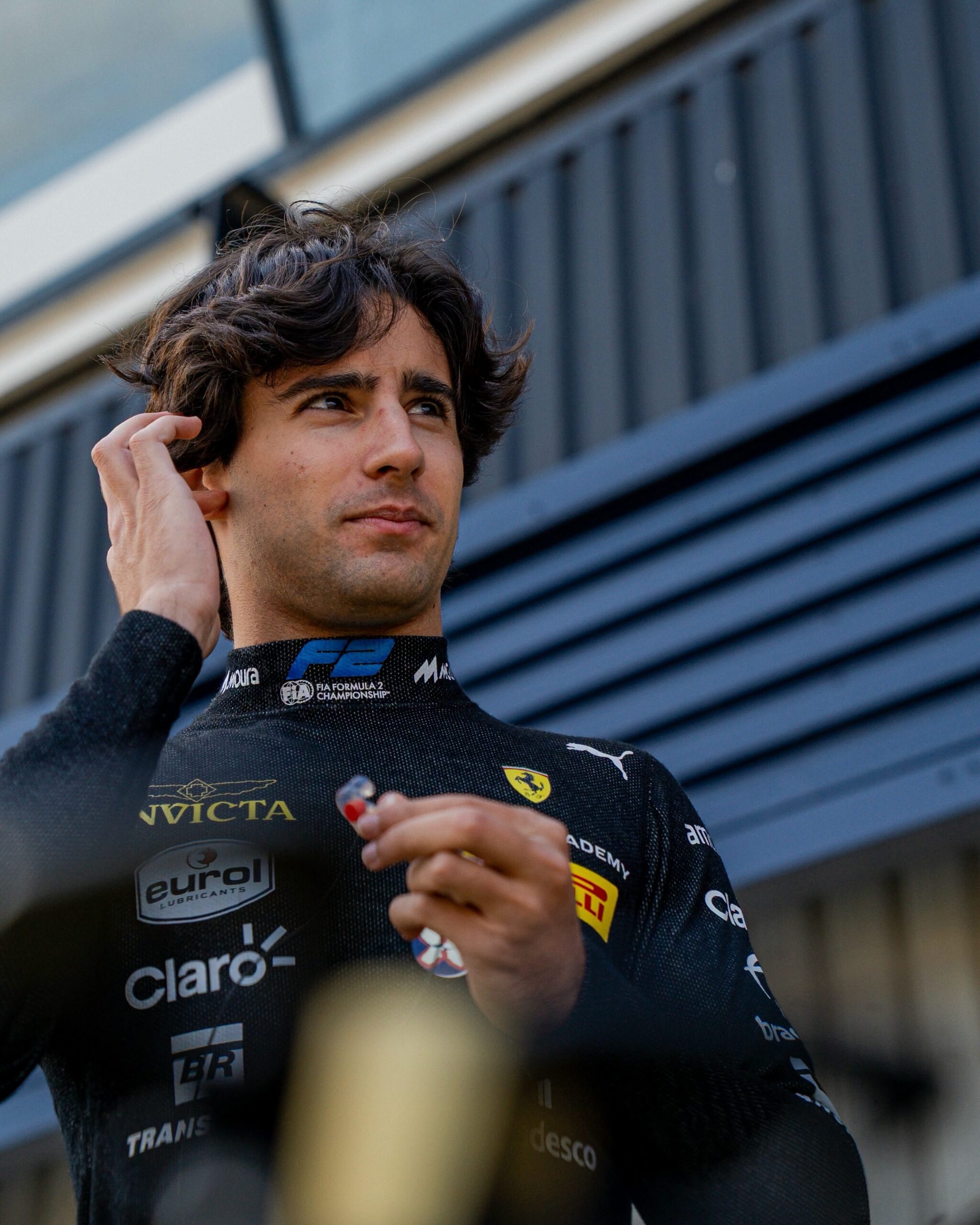 Rafael Camara sans casque, entrain de mettre ses bouchons d'oreille