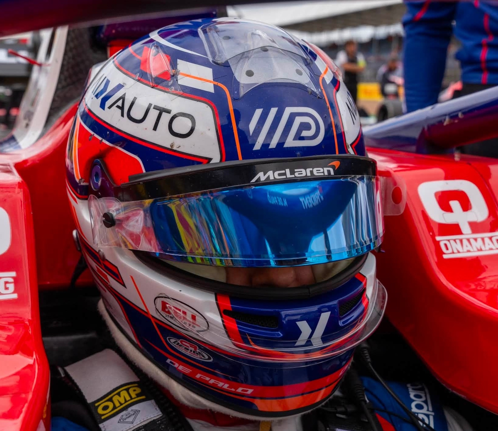 Matteo de Palo casqué dans sa monoplace, visière entre ouverte