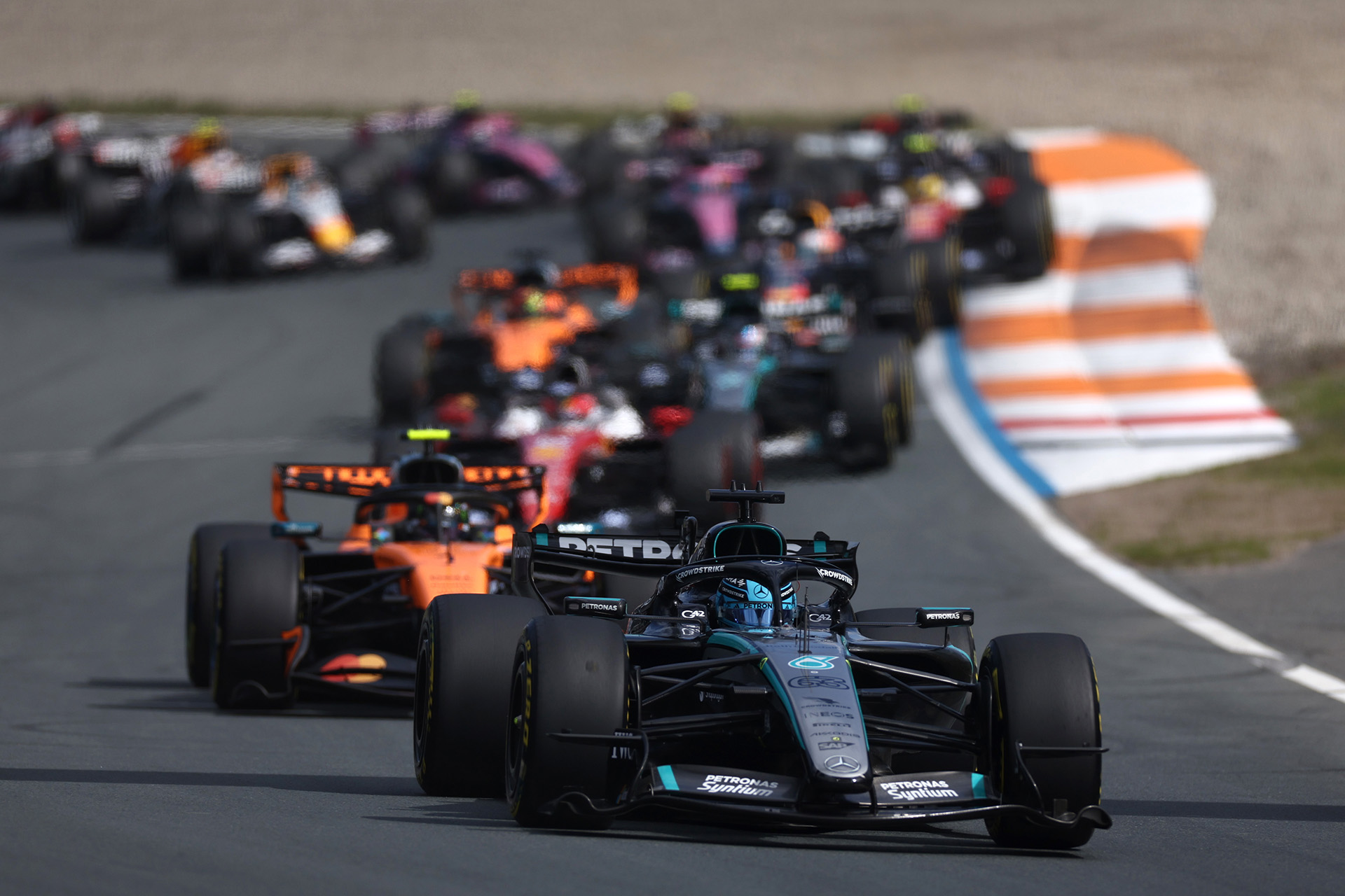 Pays-Bas, Sprint : Leclerc anime la course, Russell s'impose