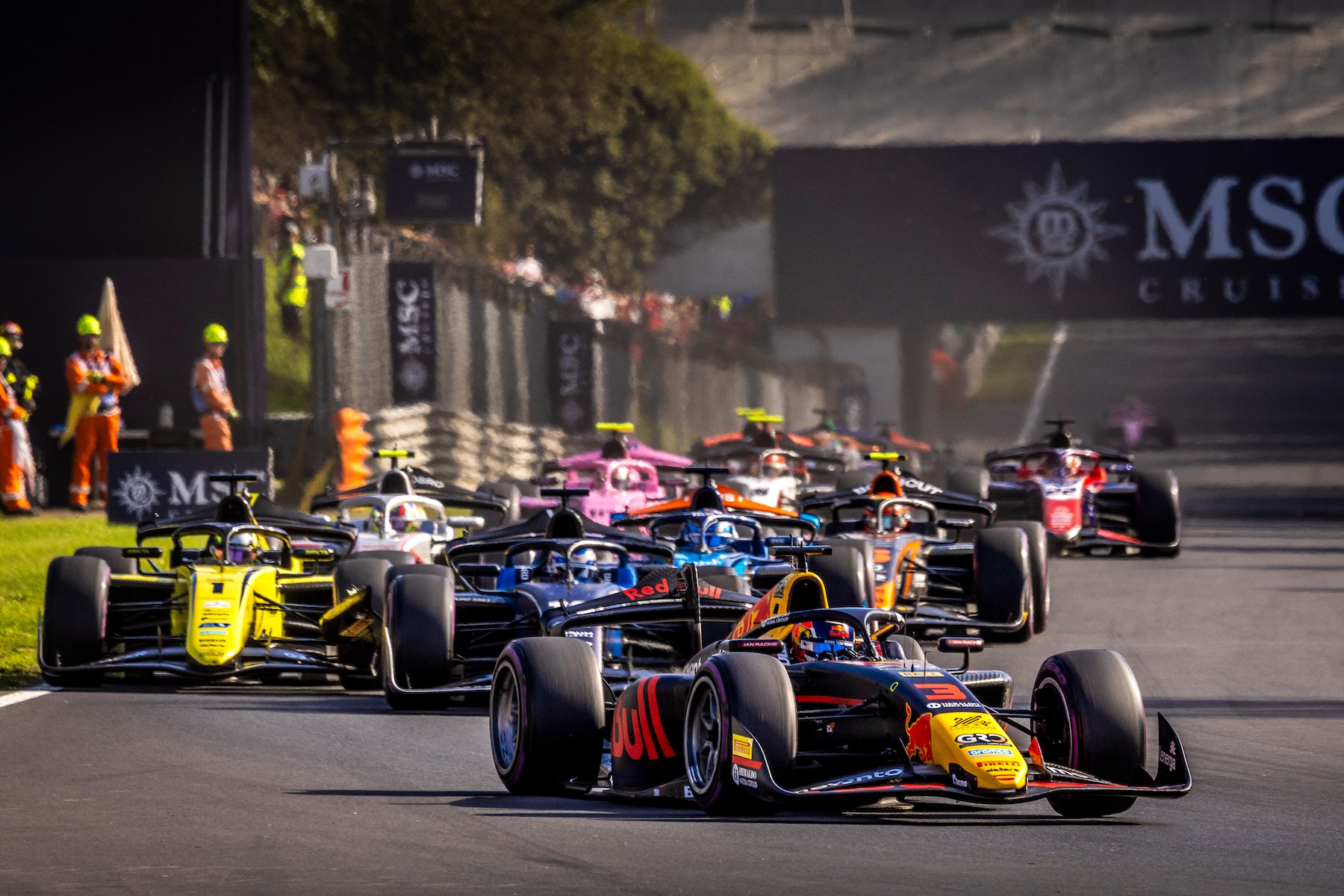 Plusieurs monoplaces les unes derrière les autres sur la piste de Monza