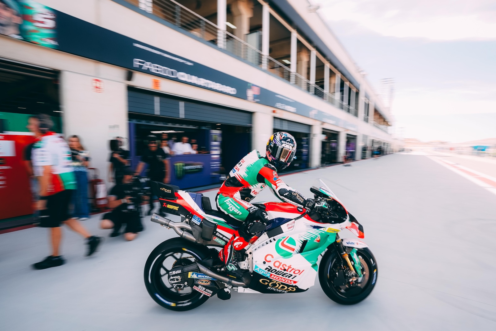 Johann Zarco prenant la piste sur le circuit Aragon