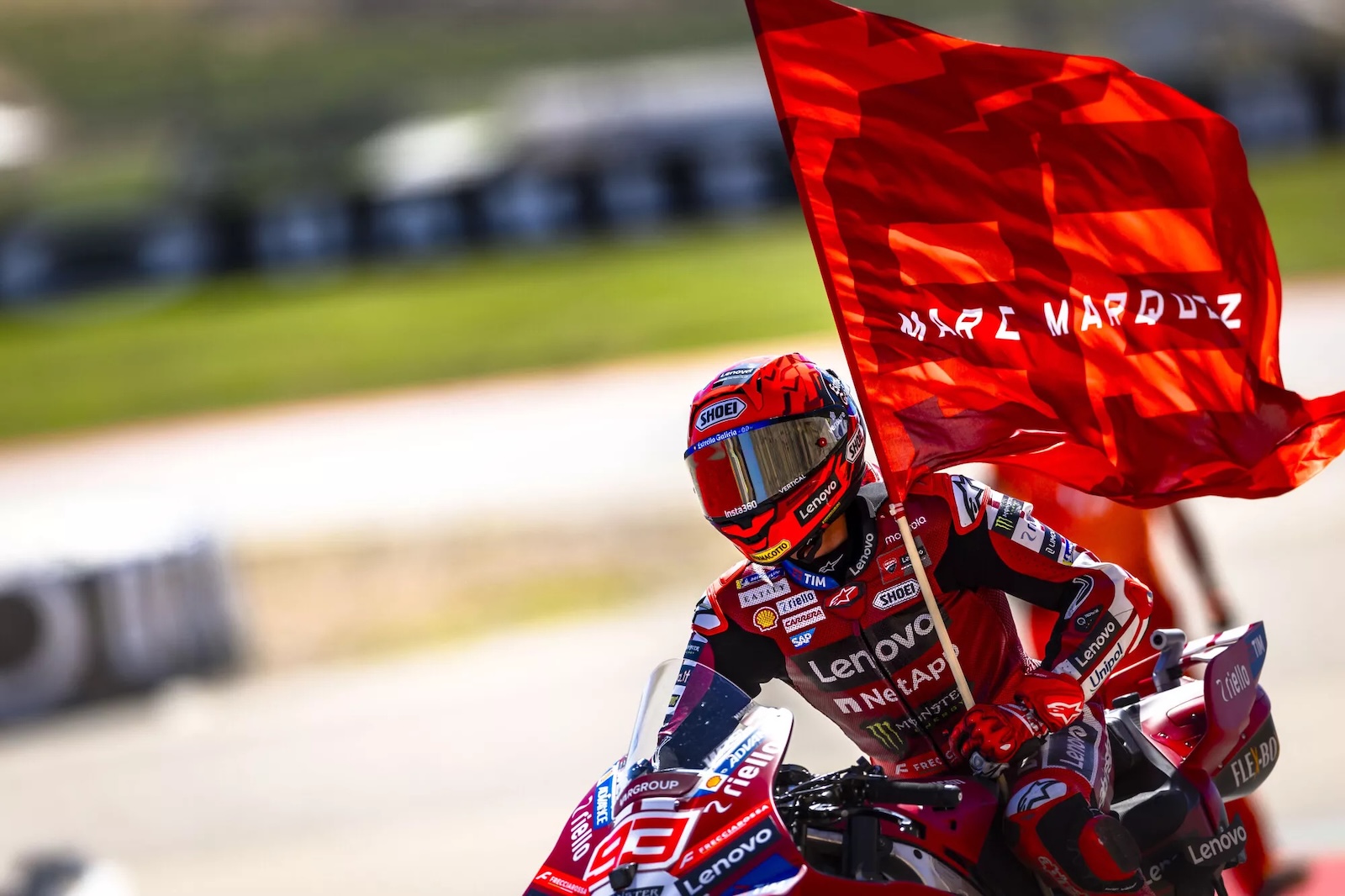 Marc Marquez avec le drapeau MM93