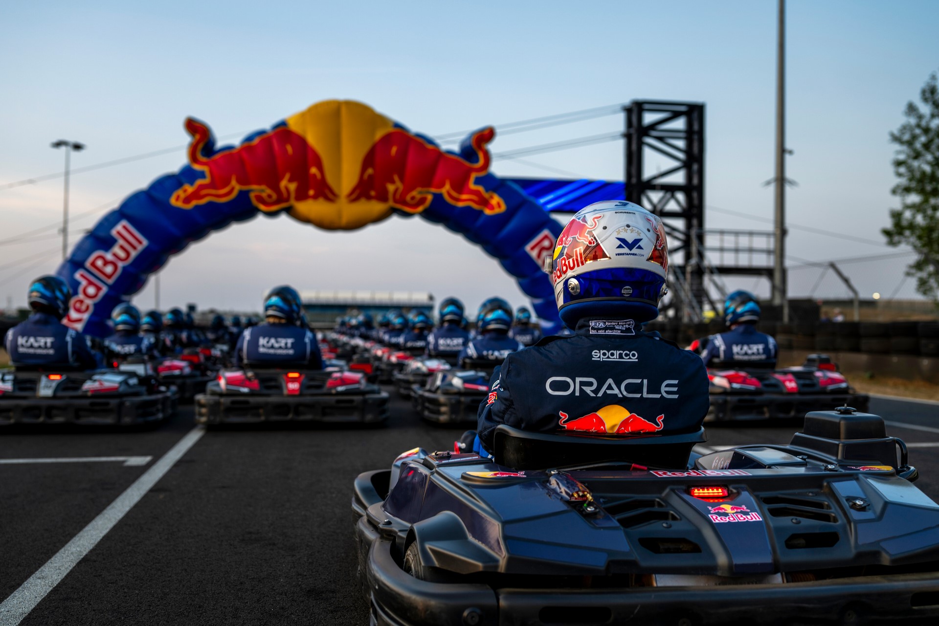 Max Verstappen VS 100 drivers karting