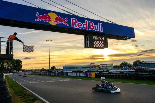 Verstappen réussit son challenge karting en 14 tours à Silverstone