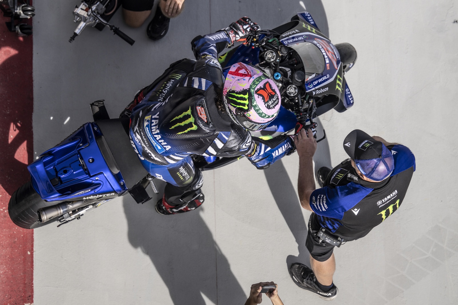 Alex Rins avec un membre Yamaha sur le Motorland Aragon