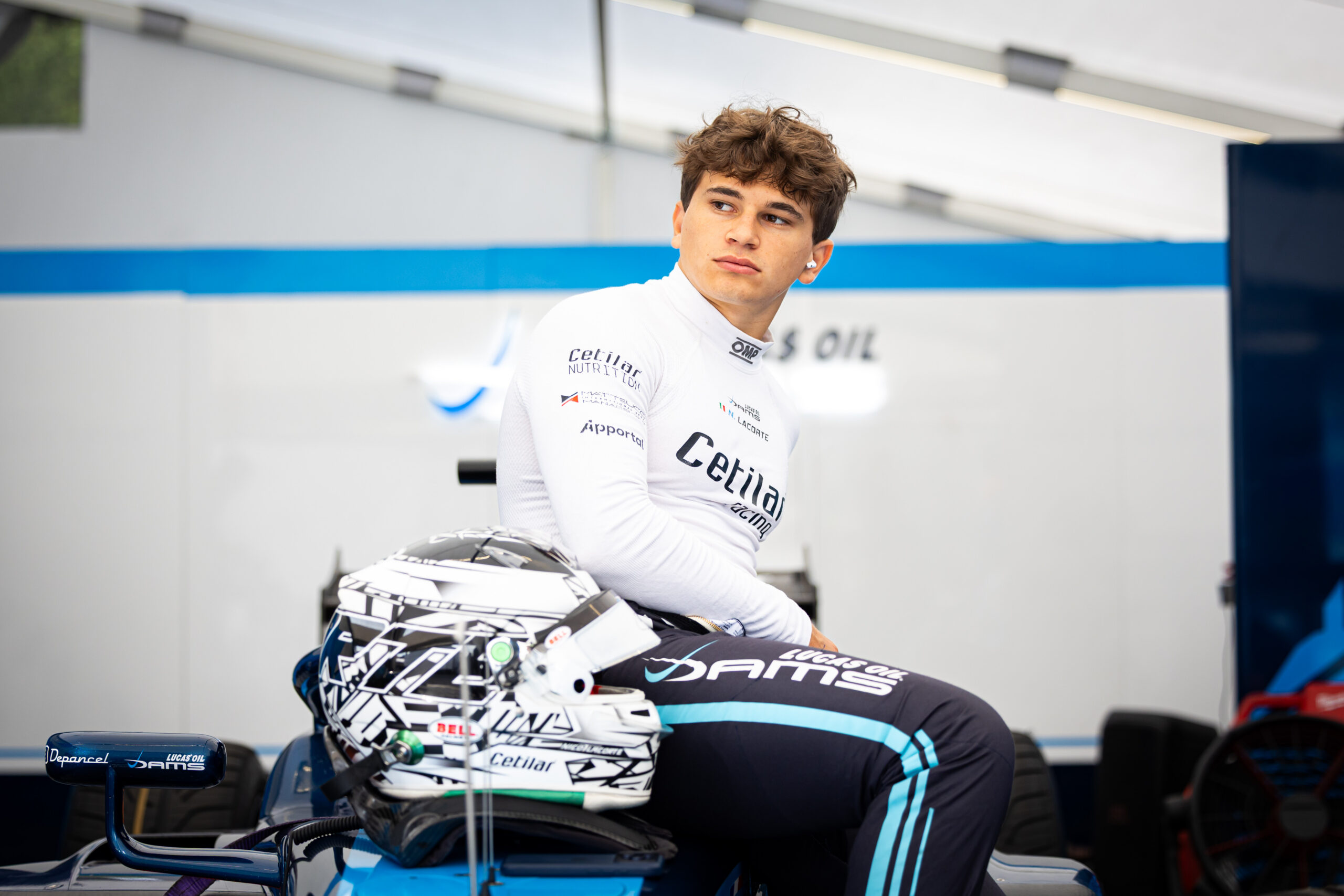 Nico Lacorte casque posé à coté, assis