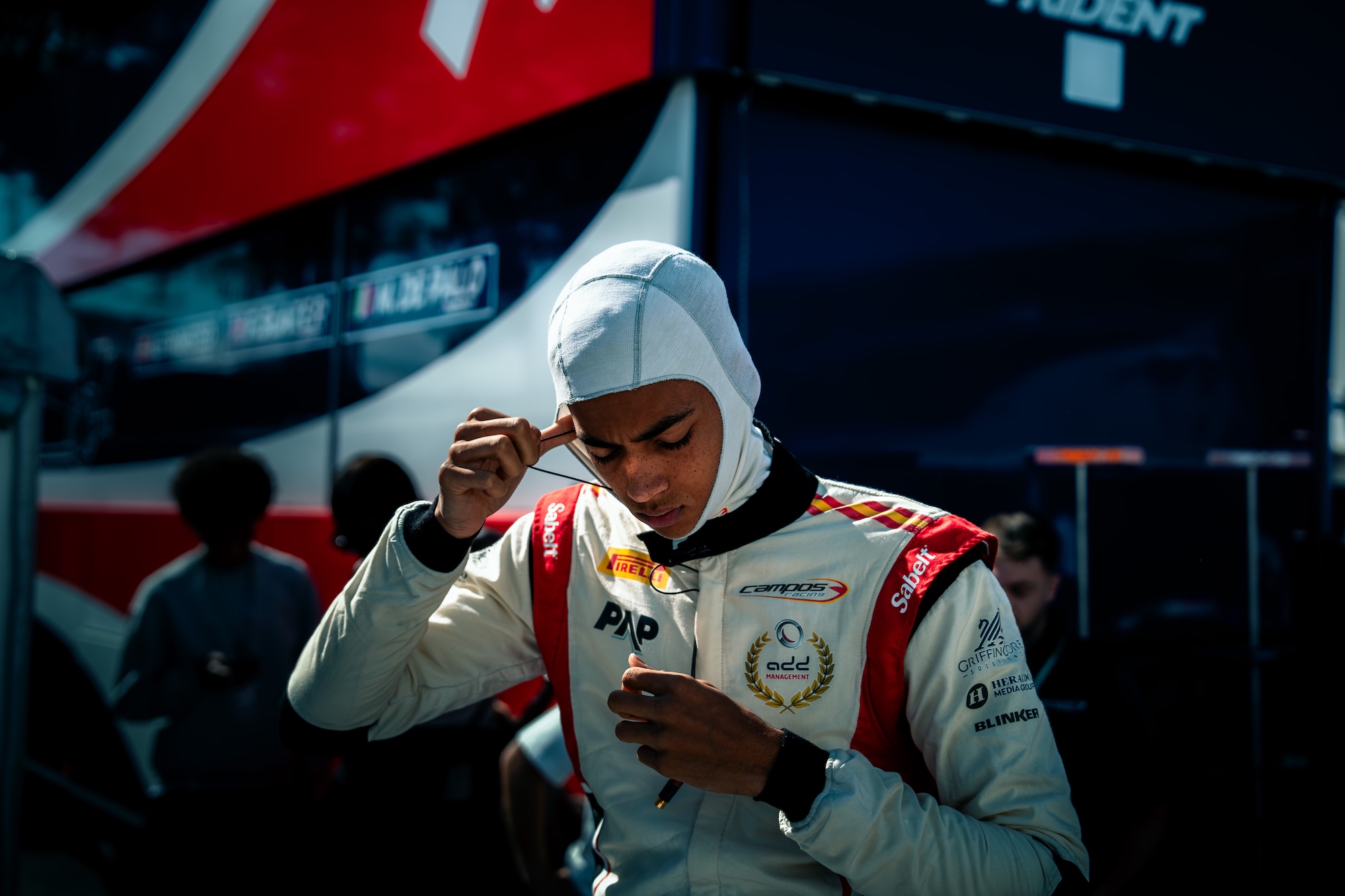 Ugo Ugochukwu sans casque, cagoule sur la tête