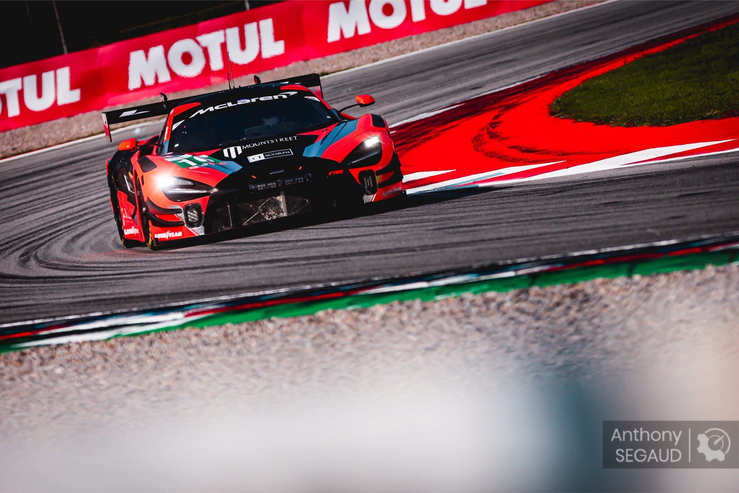 McLaren en pole