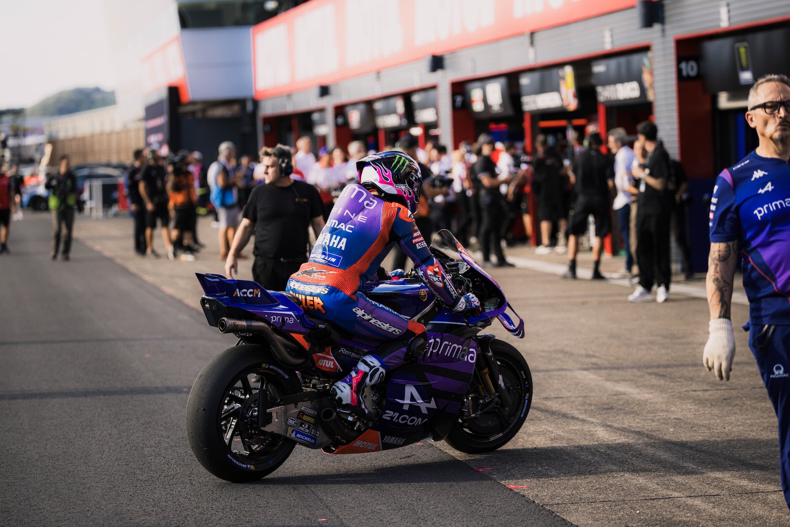 Jack Miller dans la voie des stands du circuit de Motegi