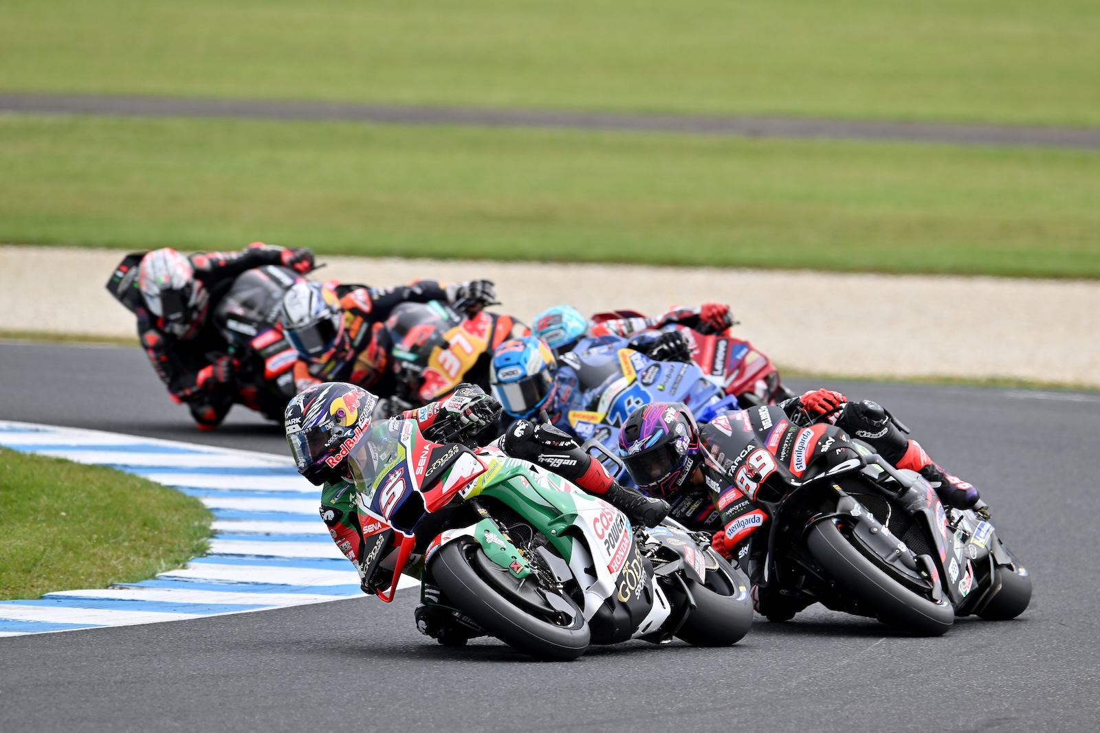 Johann Zarco devant un groupe de pilotes sur le circuit de Phillip Island