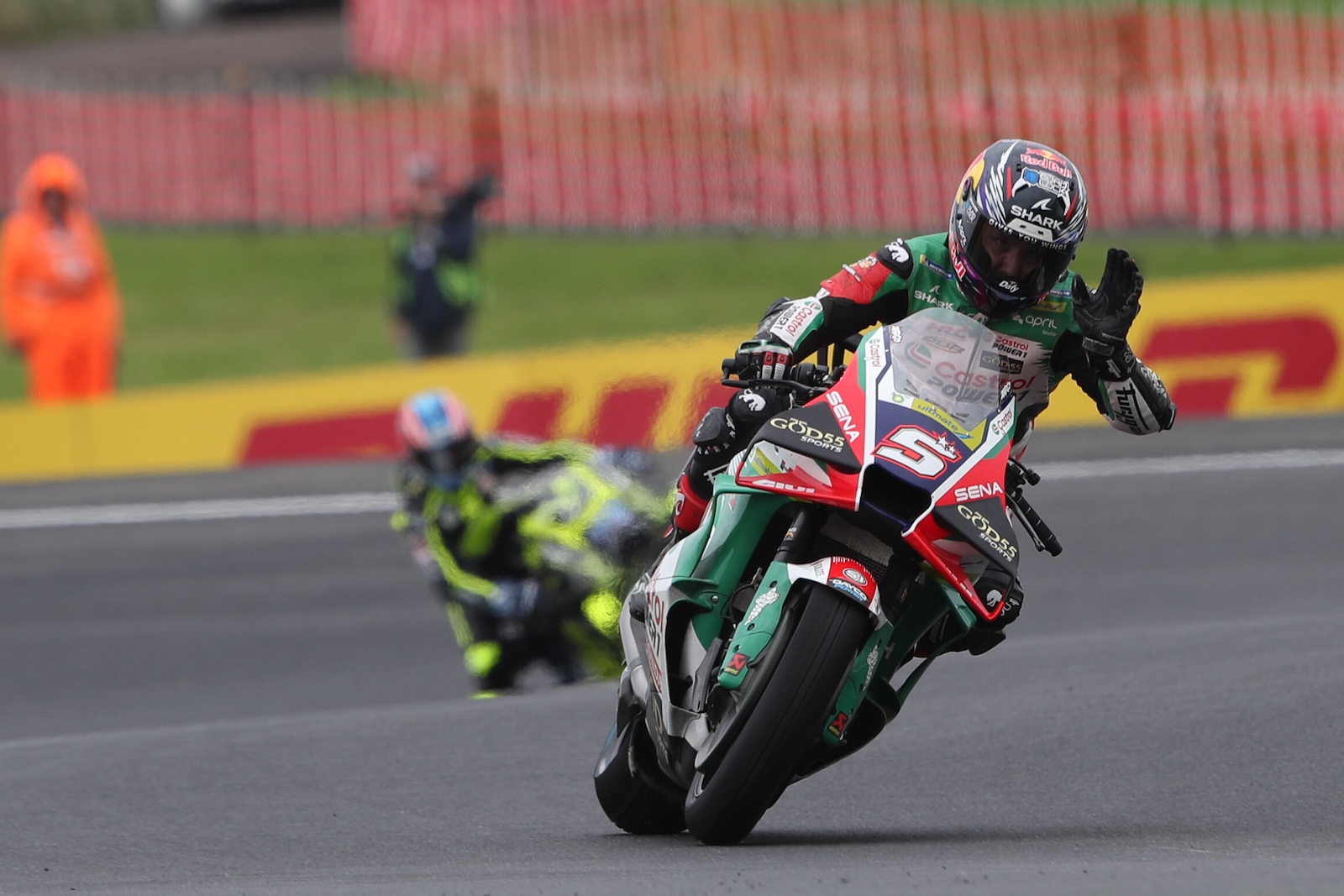 Johann Zarco saluant la foule sur le circuit de Phillip Island