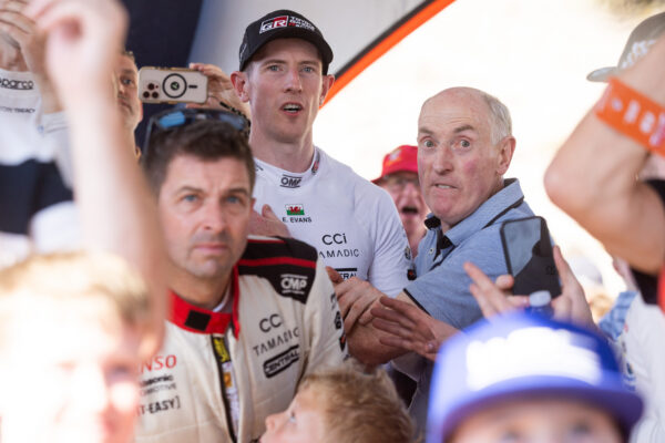 Vue des réseaux sociaux : le titre d'Elfyn Evans en Sardaigne